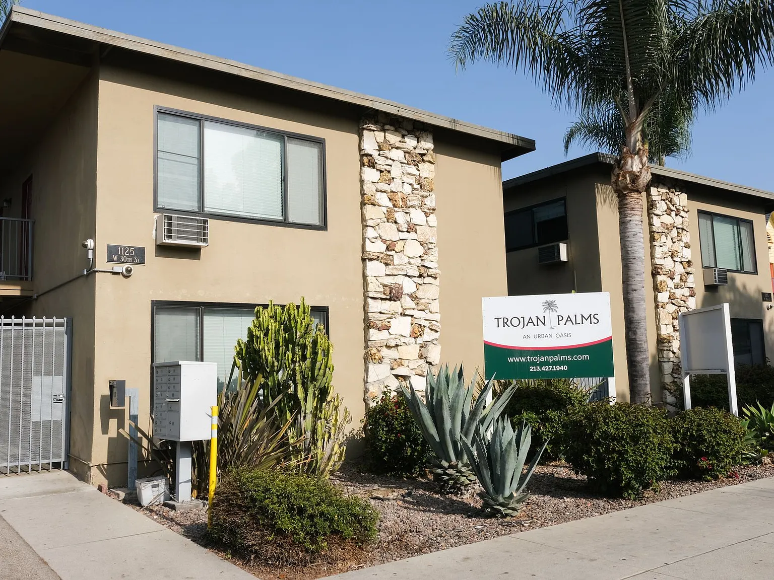 Trojan Palms — Photo 3