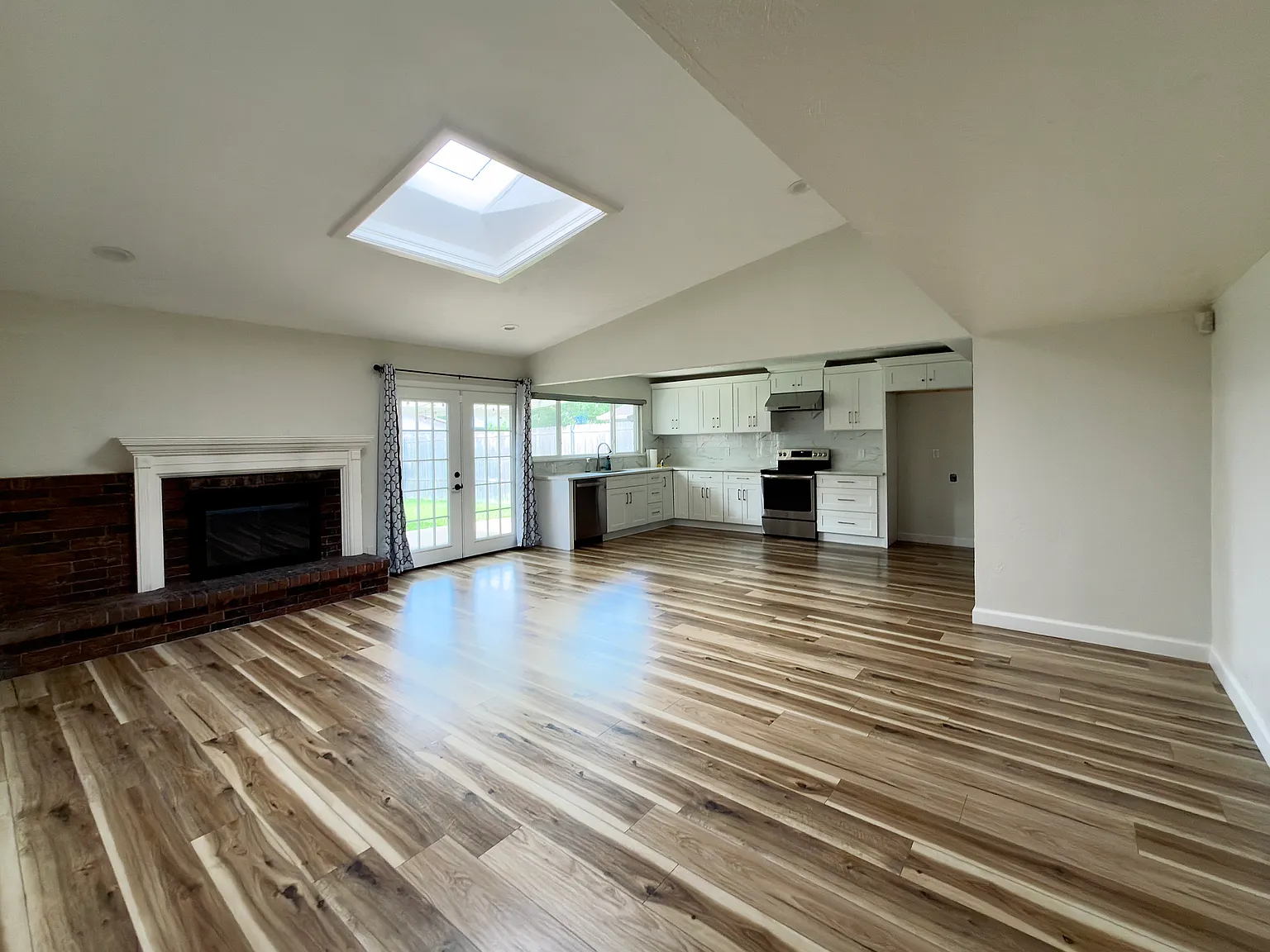 3 bed, 1895 sqft, $2,300 — Photo 2