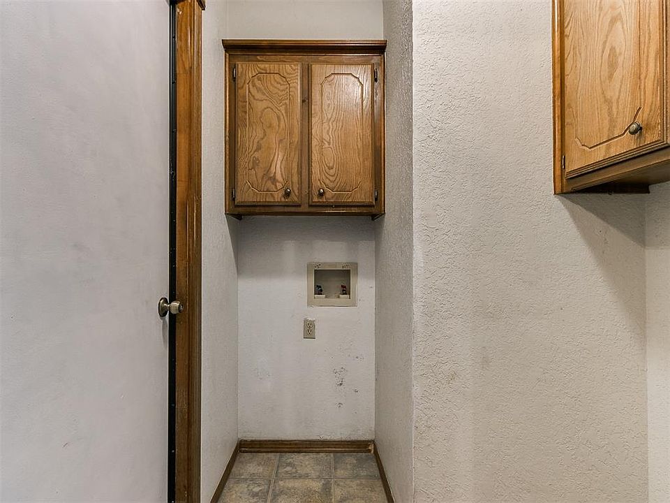 1st image of 812 SE 13th St