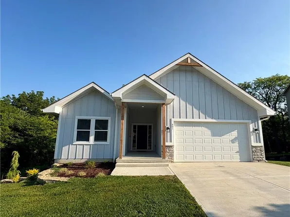 801 Colonial Dr, Pleasant Hill, MO 64080