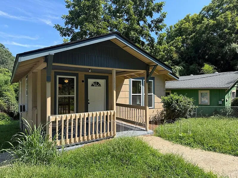 2 bed, 1.0 bath, 850 sqft, $1,700 — Photo 1