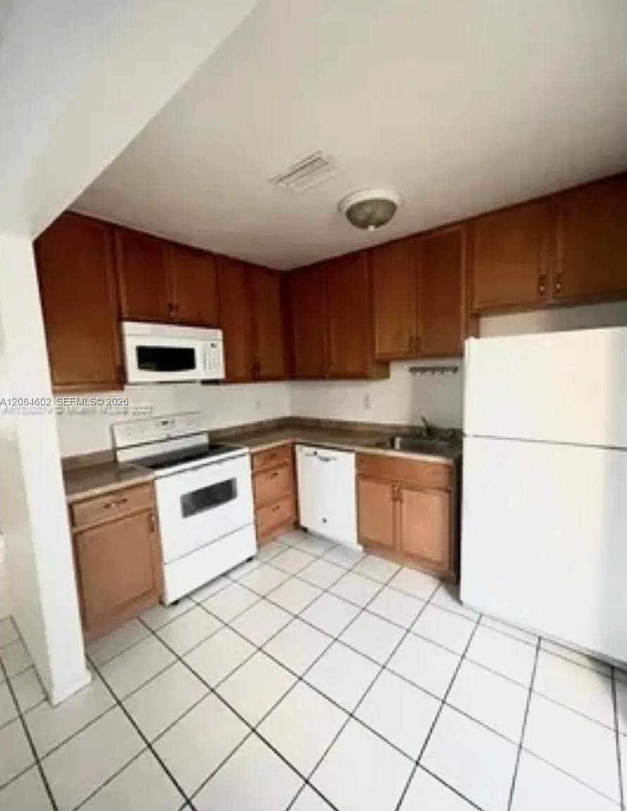 Broward Gardens — Photo 2