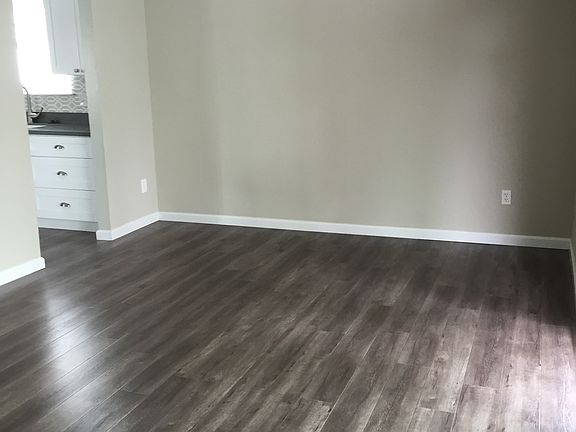 4th image of 323 Rosebud Ln