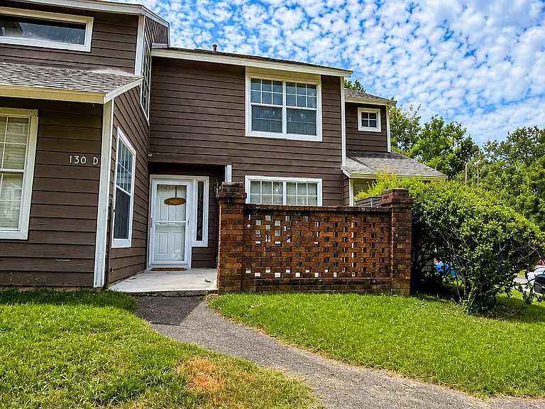 130 Luden Dr #D — Photo 2