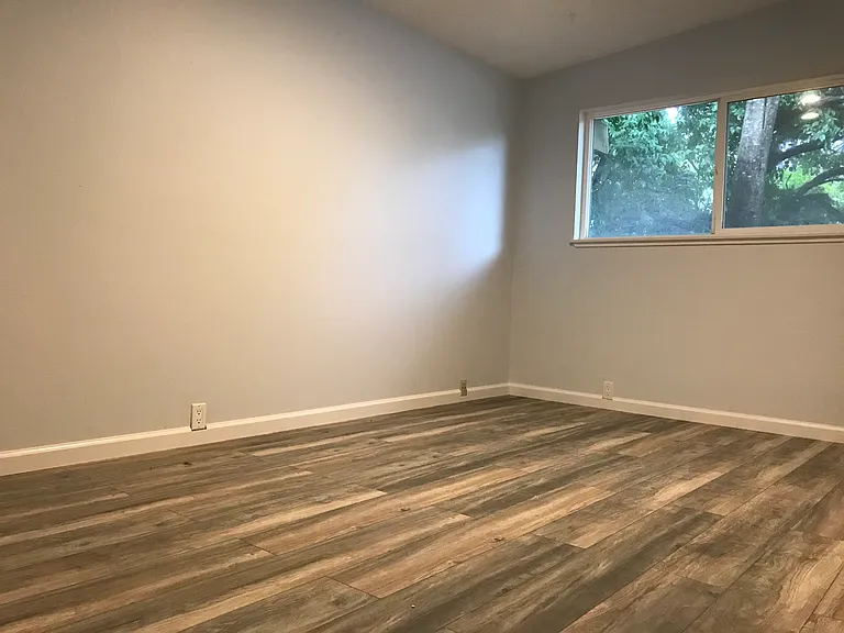 1201 Kent Dr — Photo 4