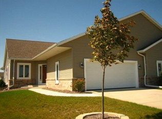 N7759 Maple Ridge Rd, Oconomowoc, WI 53066