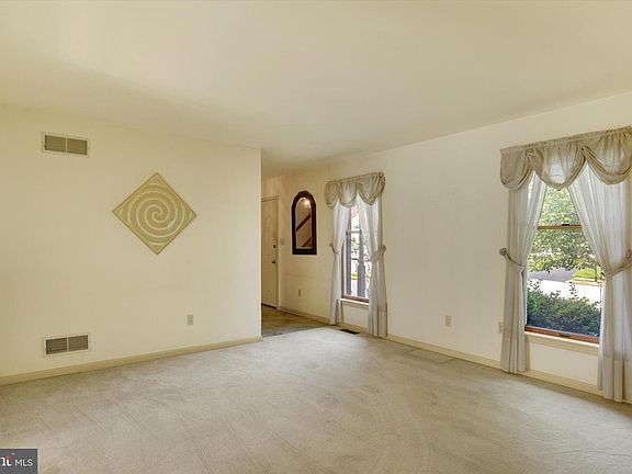 3rd image of 18 Southview Cir