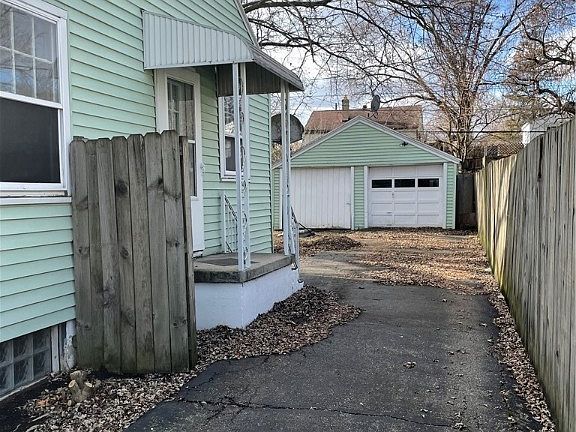 3rd image of 1633 Pell Dr