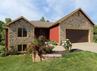 918 Riverside Ct, Lawrence, KS 66044