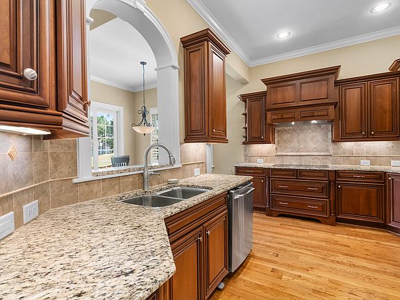 5th image of 916 Overlook Ridge Rd