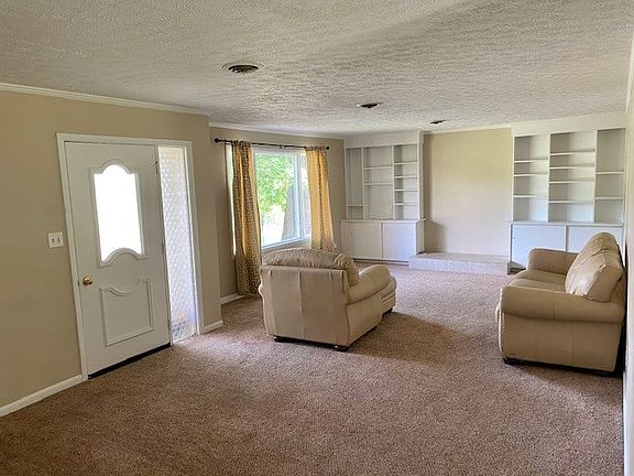 3rd image of 585 Shamrock Dr
