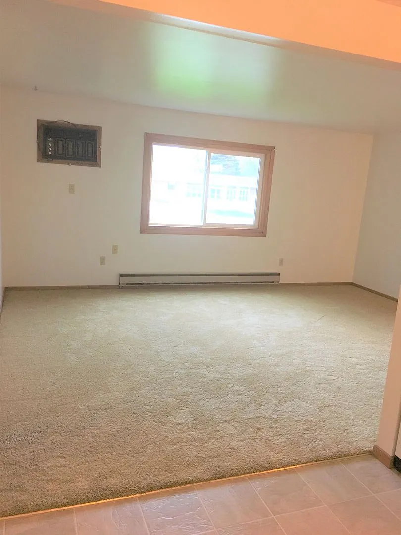 Ambassador 2nd Floor 2 bd/1ba Apartment available! Heat and Water Included! — Photo 4