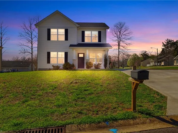 112 McCleskey Dr, Yadkinville, NC 27055