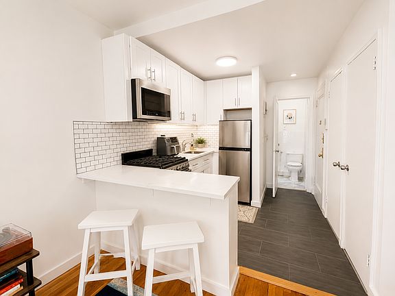 4th image of 234 E 77th St #5B