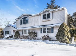 1 Towne Ct, Melville, NY 11747