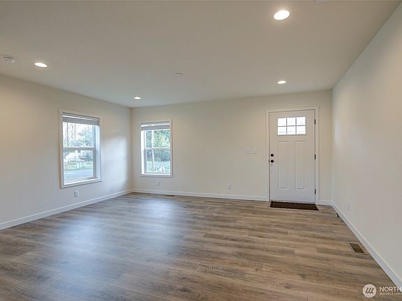4th image of 816 S Rain Street NE