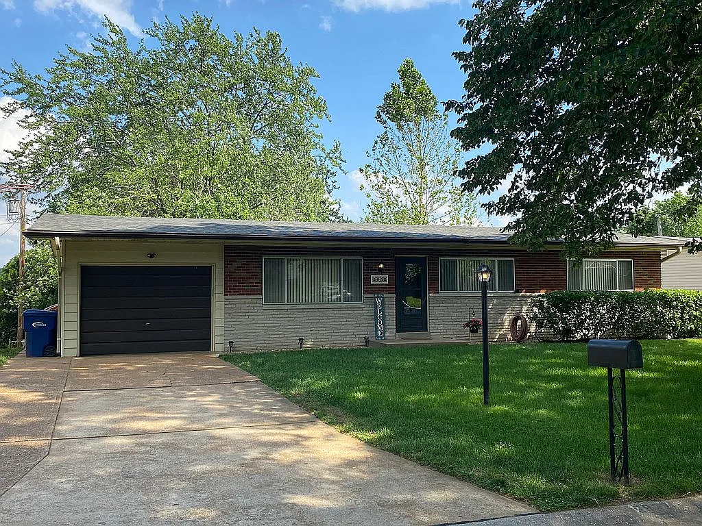 2932 Annunciation Dr photo 1