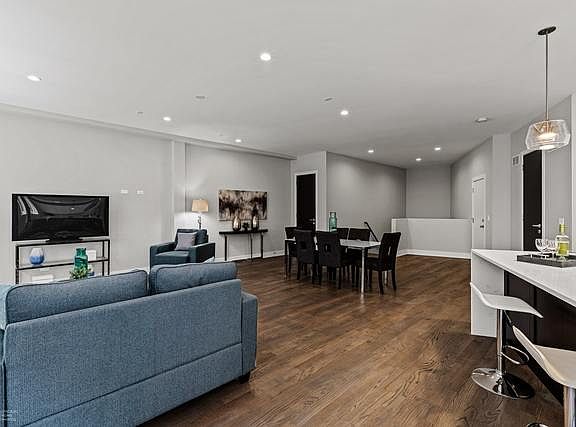 5th image of 3530 N Lincoln Ave #405