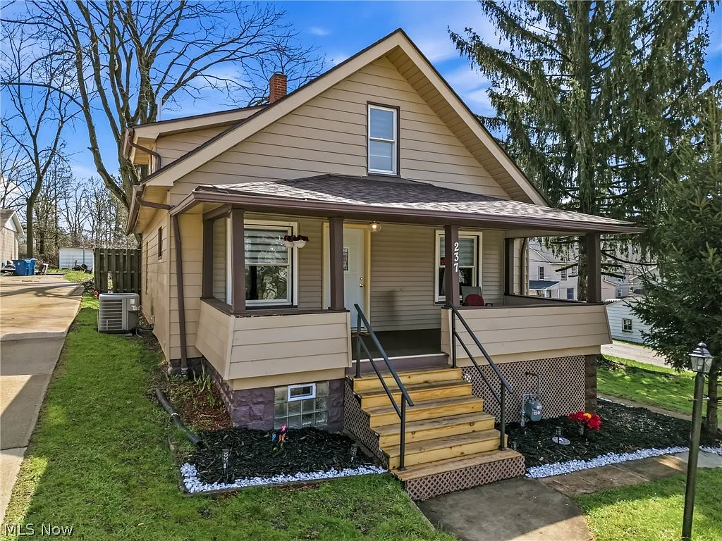 237 Watson St photo 1