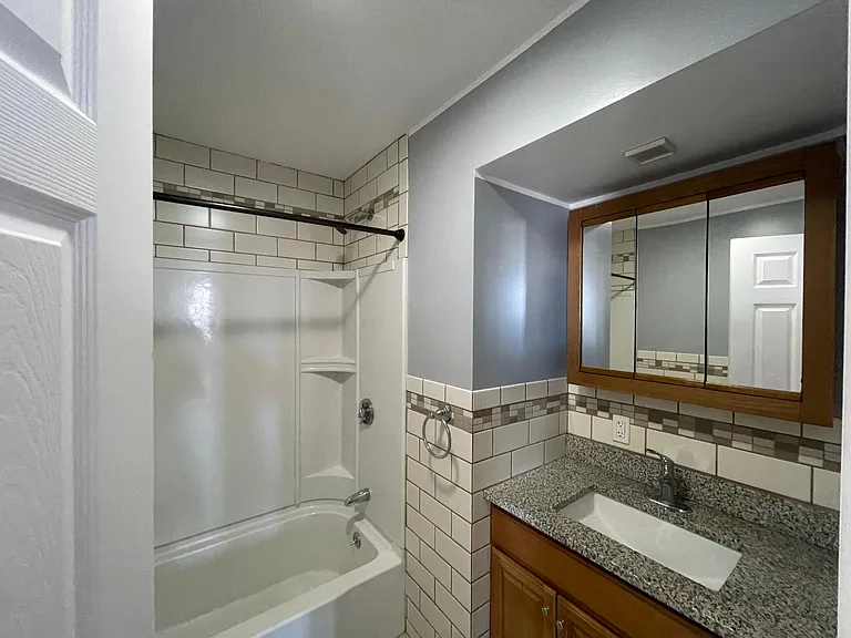 378 Montaup St #3 — Photo 15