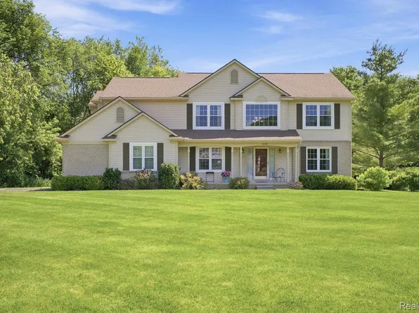 4638 Fox Chase Dr, White Lake, MI 48383