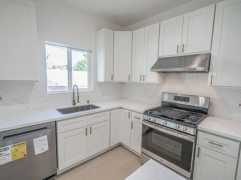 10941 Amestoy Ave — Photo 6