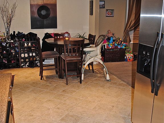 eat-in kitchen