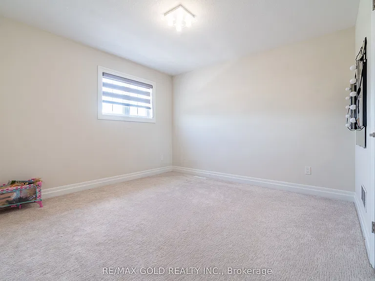 2591 Sheffield Blvd — Photo 33
