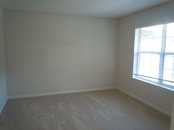 3rd image of 13 Raemond Ln