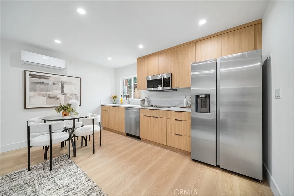 3 bed, 1000 sqft, $3,200 — Photo 3