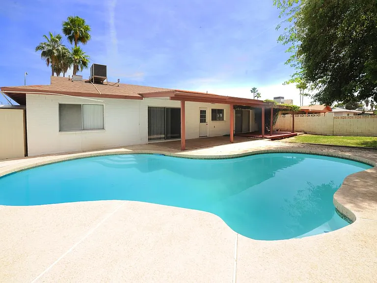 2604 S Cottonwood Dr — Photo 2