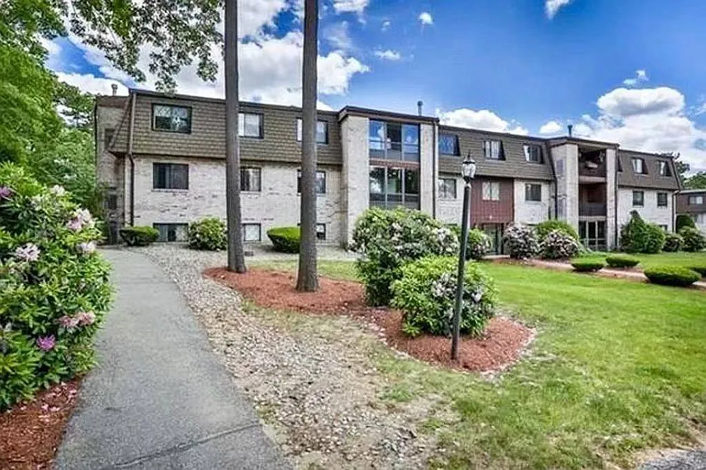 2 bed, 1018 sqft, $1,600 — Photo 2