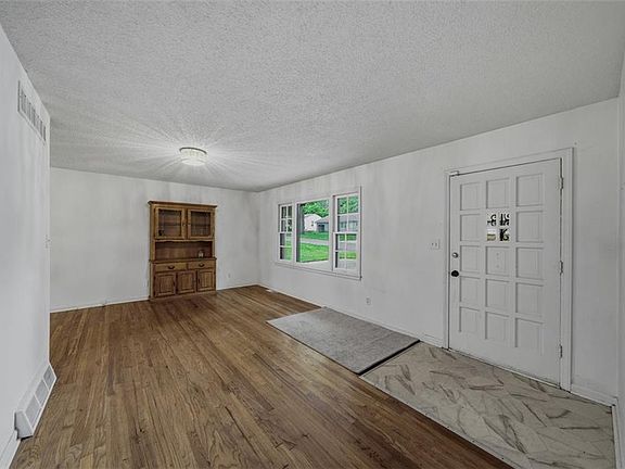 3rd image of 6008 Farley Ave
