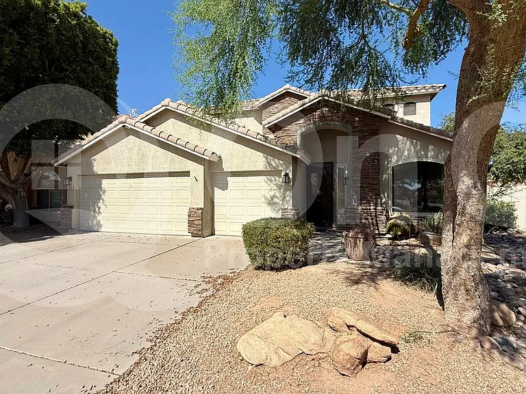 572 N Bell Dr — Photo 2