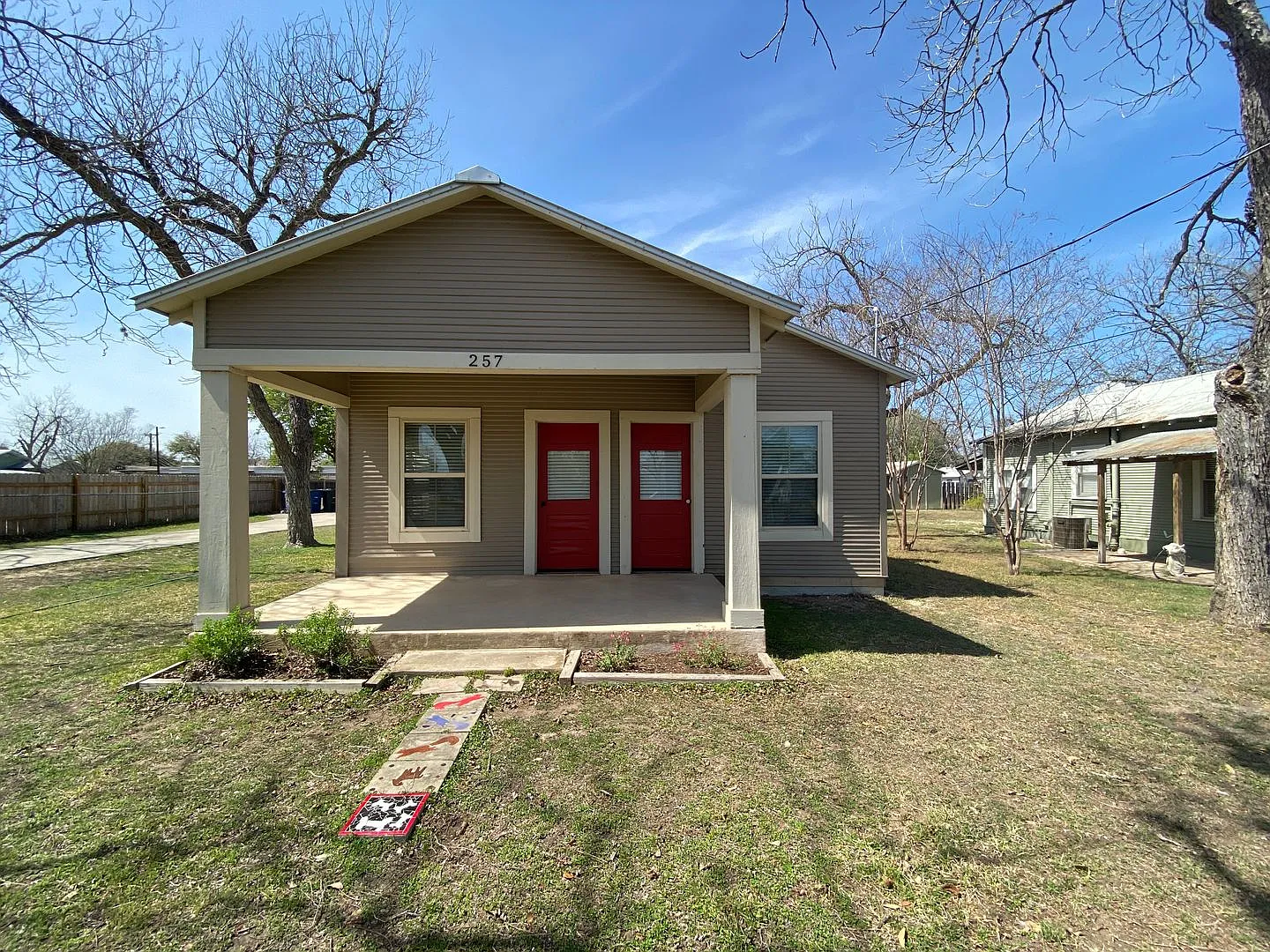 Updated 1926 Craftsman Style 3/1 / Cute Front Porch / No Capet / NBISD — Photo 1
