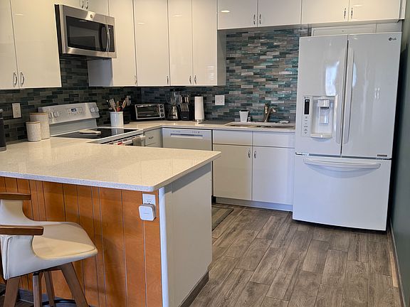 2nd image of 700 Juniper Dr #B