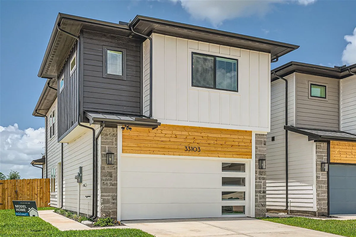 Building Photo - 33103 Oak Heights Pl