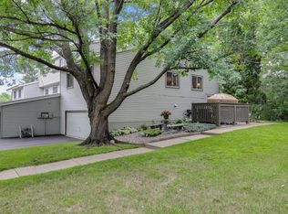 4879 Grenwich Way N, Oakdale, MN 55128