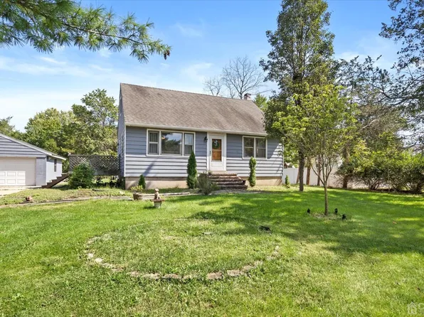 14 Williams St, Kendall Park, NJ 08824