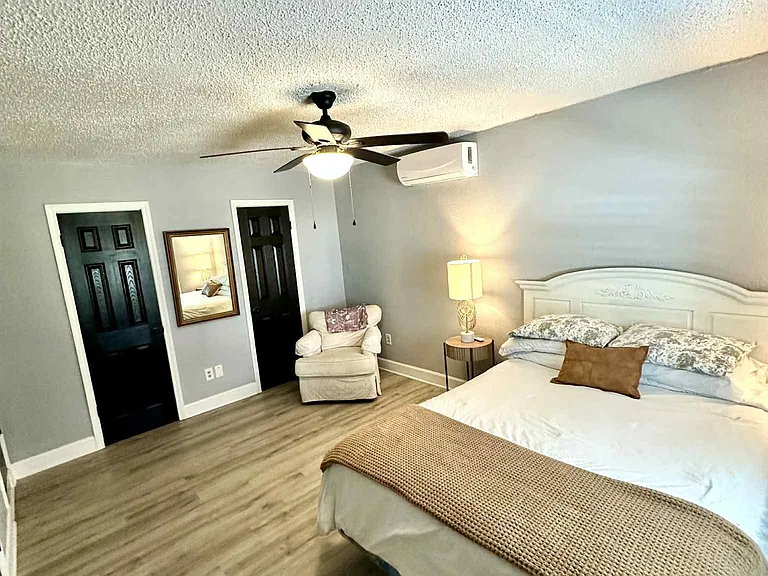 1511 N Summit Ave #4 — Photo 2