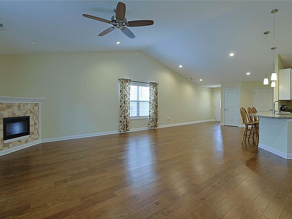 5th image of 715 Villa Ct
