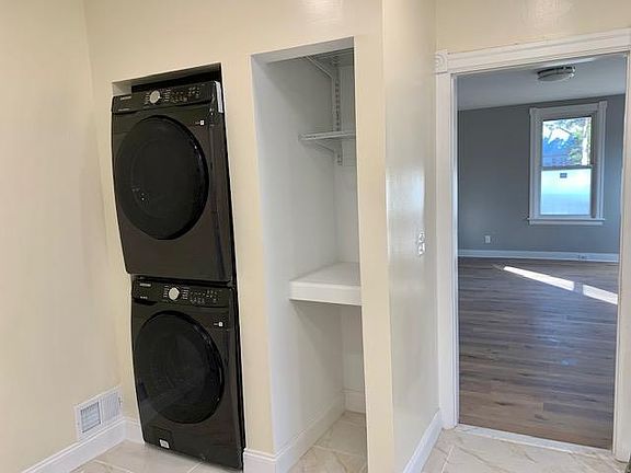 Washer Dryer in Unit