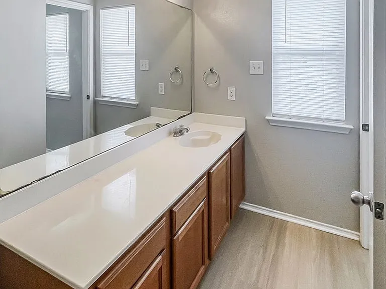 2325 Kingsway Dr — Photo 12