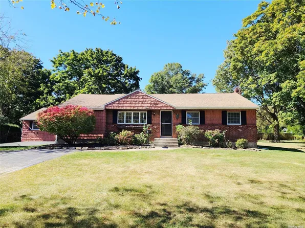 9 Barnes Lane, East Northport, NY 11731