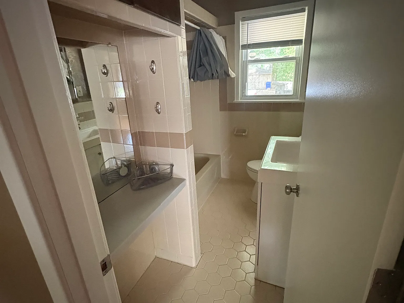 4 bed, 1139 sqft, $2,100 — Photo 2