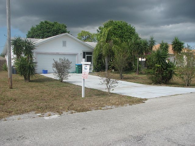 1st image of 2912 NE 5th Pl