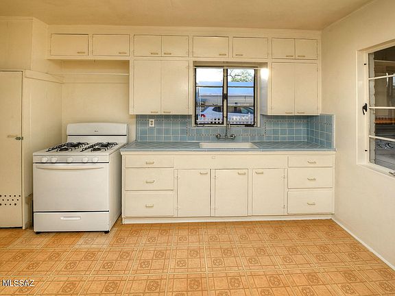 5th image of 2814 E Waverly St