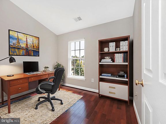 Small bedroom functioning as an office space