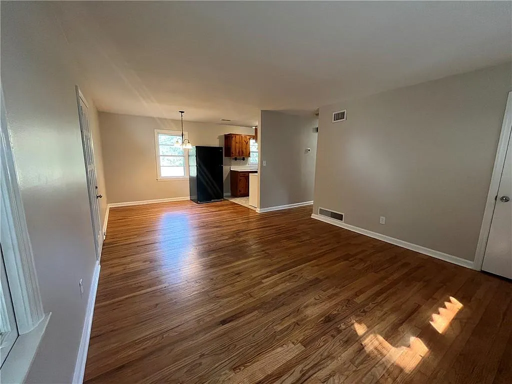 3 bed, 1.0 bath, 936 sqft, $1,345 — Photo 4
