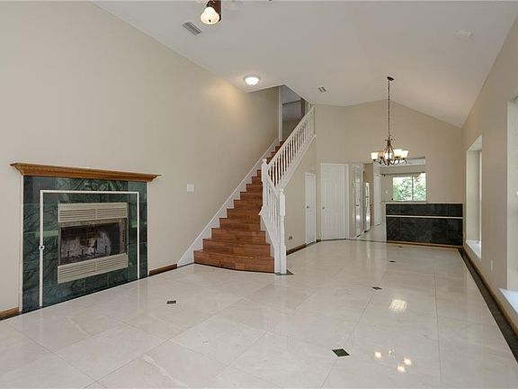 4th image of 554 Village Green Dr
